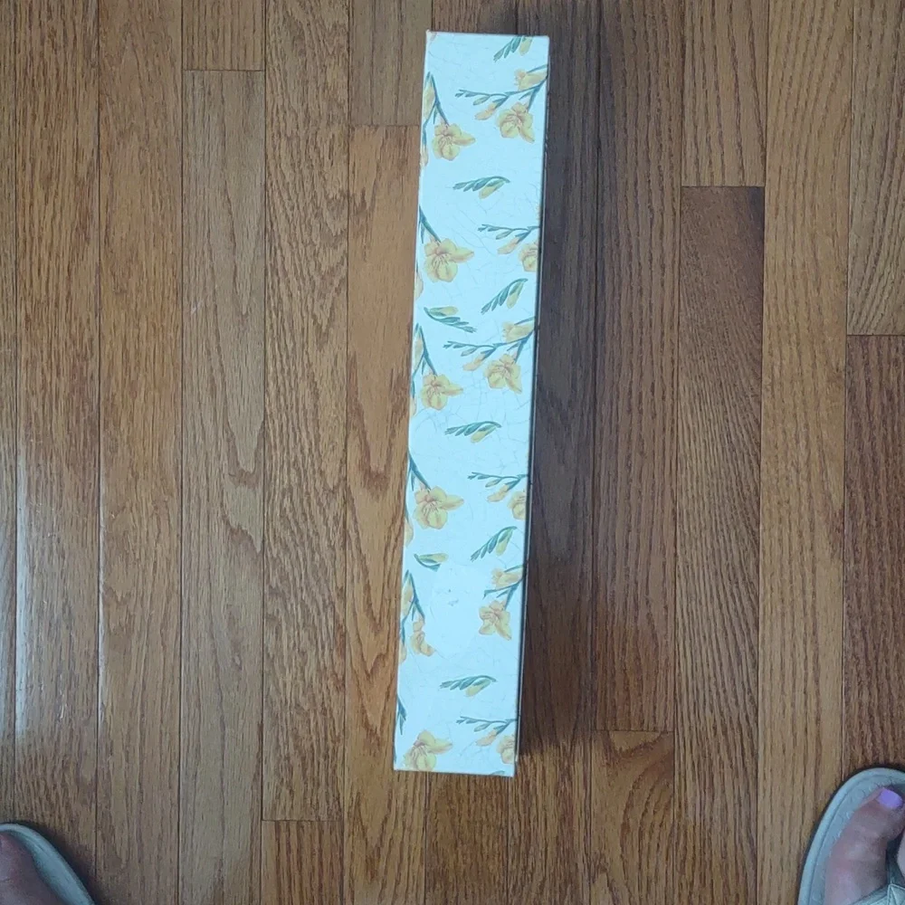 Asquith & Somerset drawer liner. freesia pattern